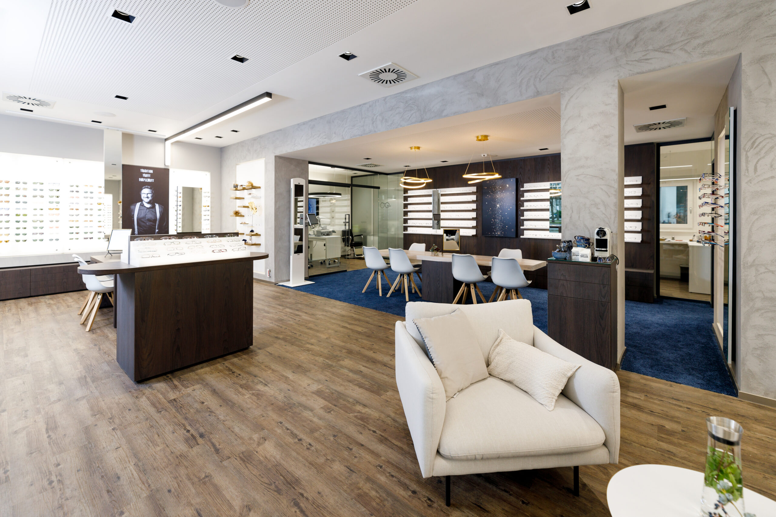 Interieurfotografie eines modernen Augenoptikers für professionelle Praxis- und Geschäftsräume bei Mainz